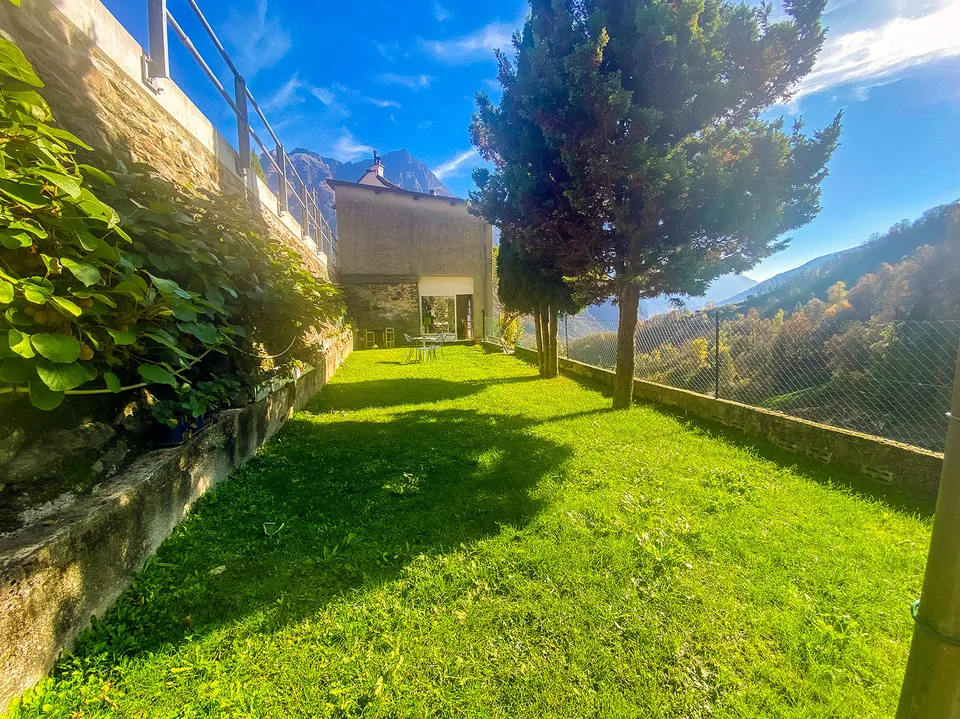 Val di Blenio. Casa tipica ticinese soleggiata, con giardino e garages – photo 6 sur 24