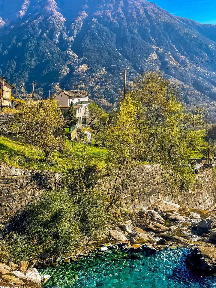 Val di Blenio. Casa tipica ticinese soleggiata, con giardino e garages