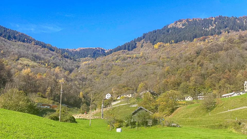 Val di Blenio. Casa tipica ticinese soleggiata, con giardino e garages – photo 24 sur 24
