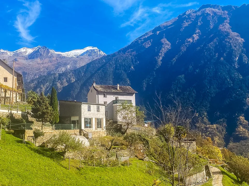 Val di Blenio. Casa tipica ticinese soleggiata, con giardino e garages