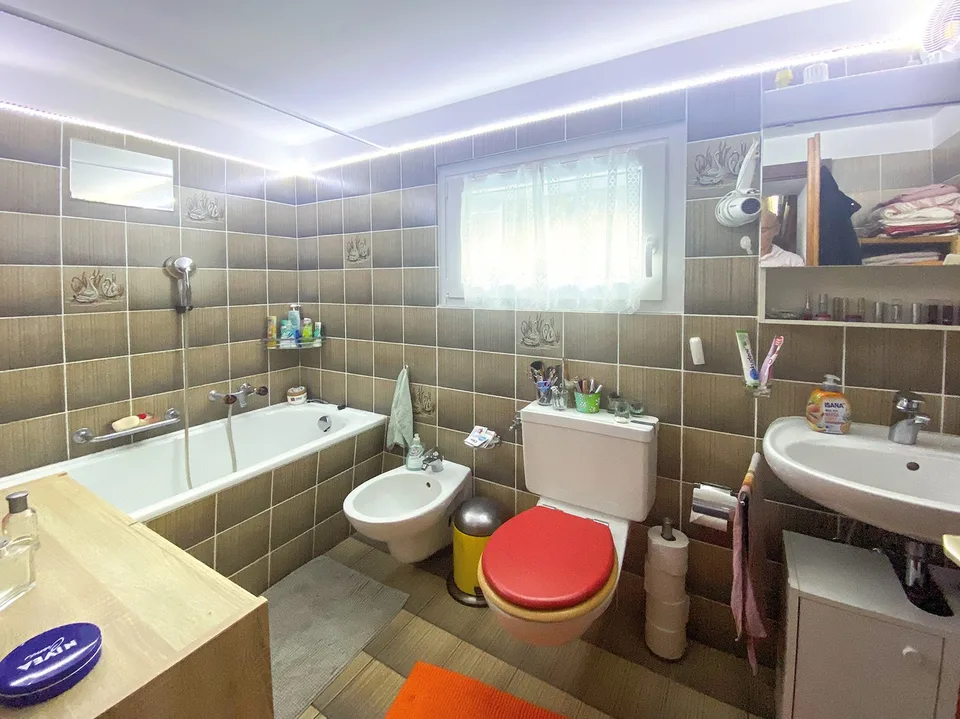 Val di Blenio. Casa tipica ticinese soleggiata, con giardino e garages – photo 18 sur 24