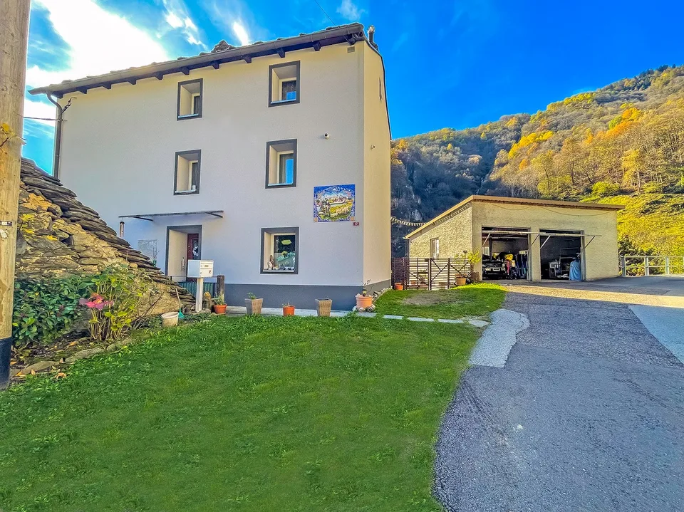 Val di Blenio. Casa tipica ticinese soleggiata, con giardino e garages