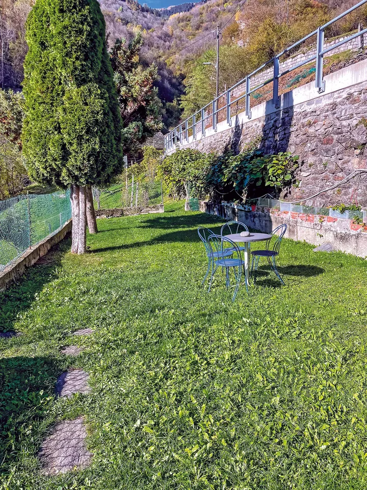 Val di Blenio. Casa tipica ticinese soleggiata, con giardino e garages – photo 7 sur 24