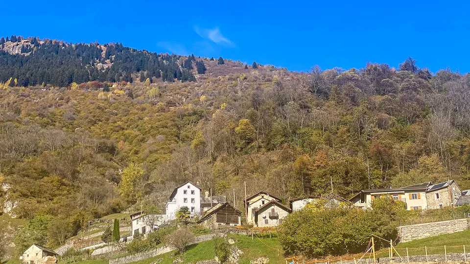 Val di Blenio. Casa tipica ticinese soleggiata, con giardino e garages