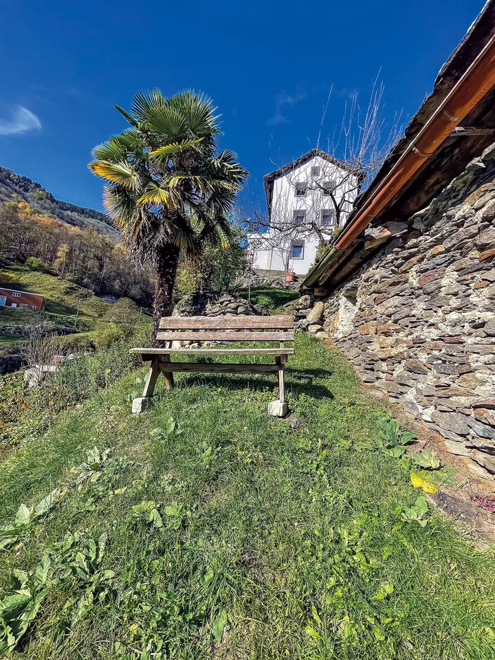 Val di Blenio. Casa tipica ticinese soleggiata, con giardino e garages – photo 23 sur 24