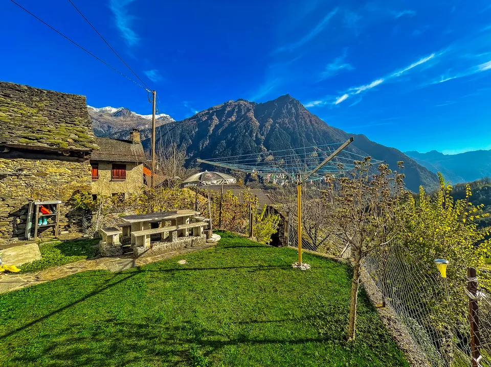 Val di Blenio. Casa tipica ticinese soleggiata, con giardino e garages