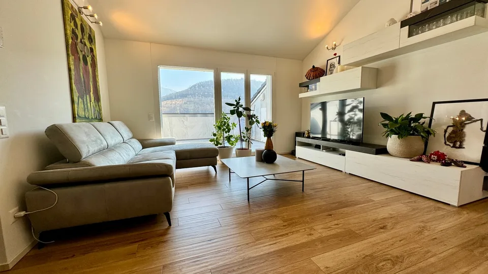 Moderne 3.5-Zimmer-Wohnung mit Panoramablick in Taverne