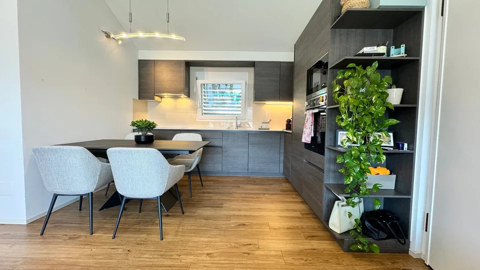 Moderne 3.5-Zimmer-Wohnung mit Panoramablick in Taverne