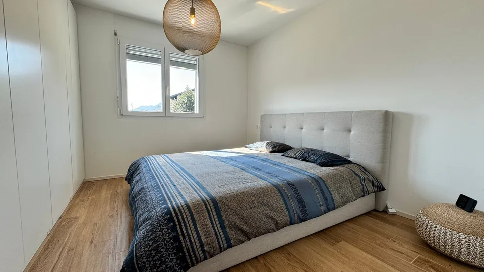 Moderne 3.5-Zimmer-Wohnung mit Panoramablick in Taverne