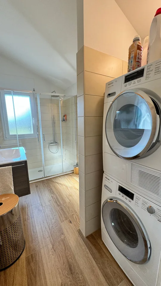 Moderne 3.5-Zimmer-Wohnung mit Panoramablick in Taverne