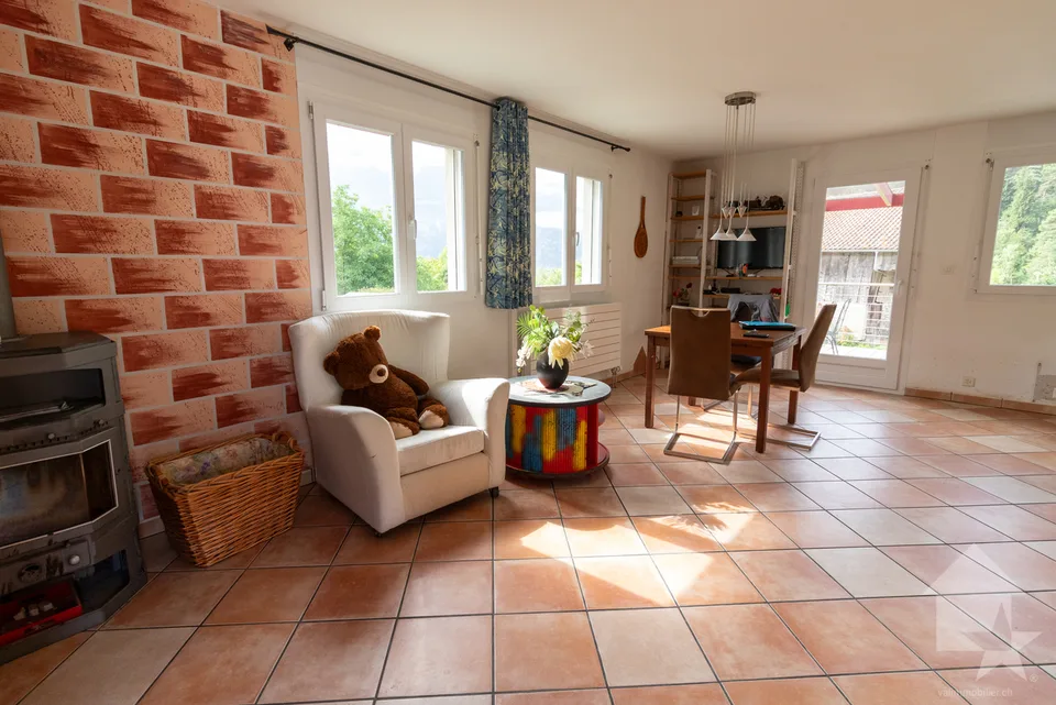 Jolie maison individuelle avec pelouse et garage