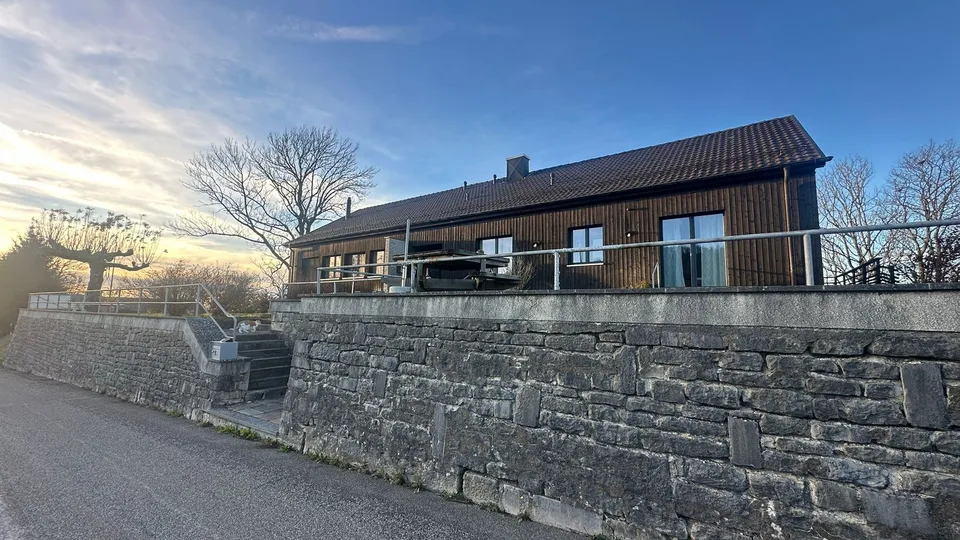 Schönes Haus mit Gästezimmern und einer 2,5-Zimmer-Wohnung