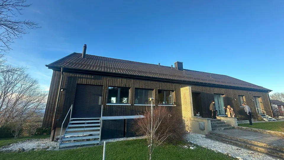 Schönes Haus mit Gästezimmern und einer 2,5-Zimmer-Wohnung