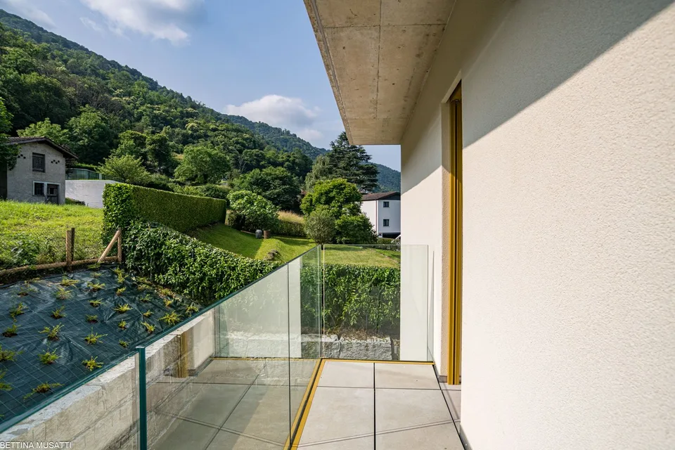 BRUSINO ARSIZIO – ATTICO VISTA LAGO, CHARME, PRIVACY E POSSIBILITA’ DI GIARDINO PRIVATO – foto 6 di 8