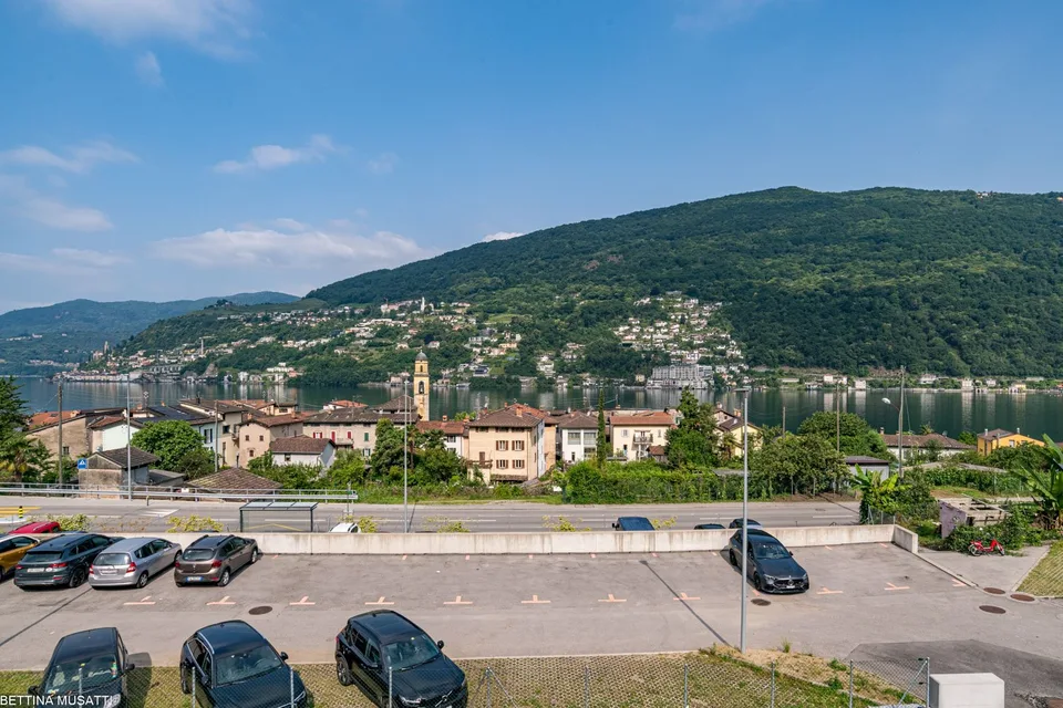 BRUSINO ARSIZIO – ATTICO VISTA LAGO, CHARME, PRIVACY E POSSIBILITA’ DI GIARDINO PRIVATO