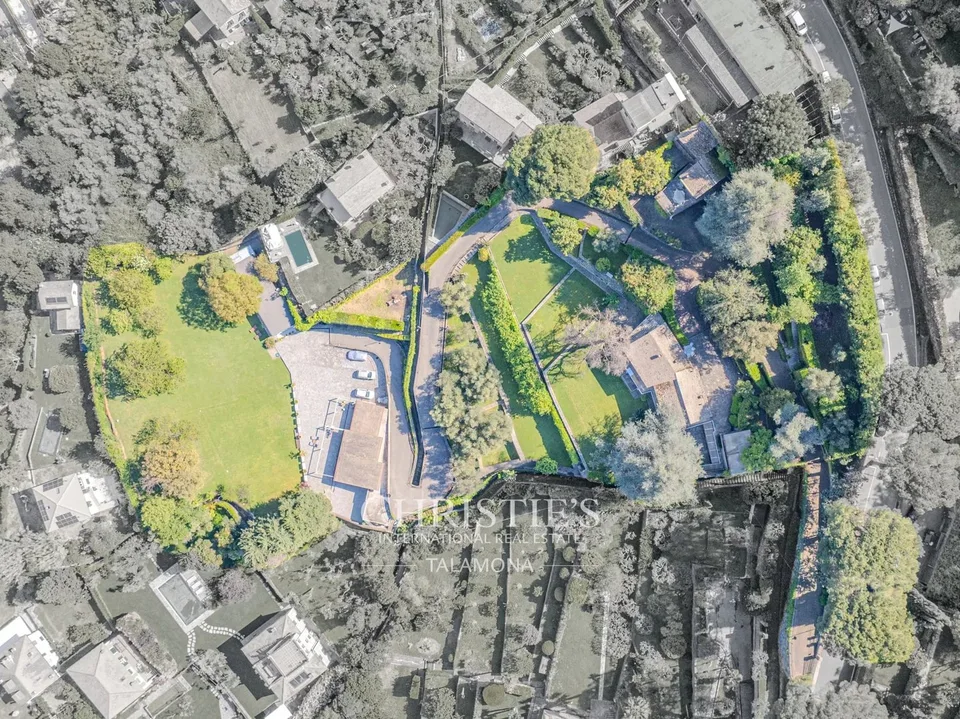 Prestige-Anwesen mit unabhängigen Villen und großem Park