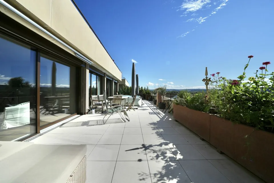 LICHTDURCHFLUTETE TERRASSENWOHNUNG