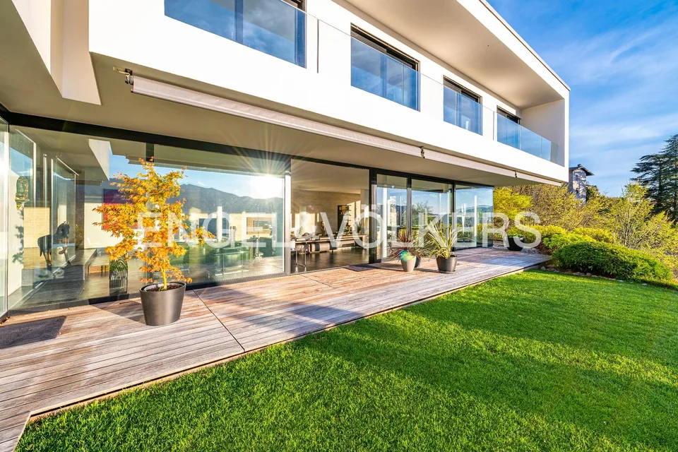 Exklusives modernes Haus mit Pool und Blick auf den Luganersee