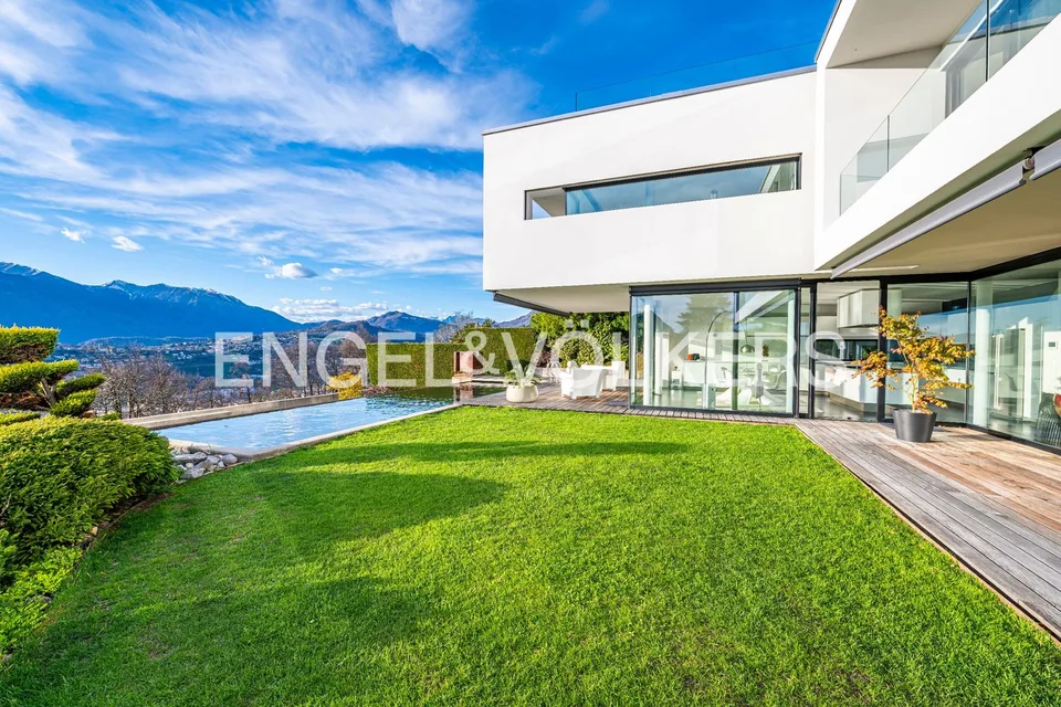 Exklusives modernes Haus mit Pool und Blick auf den Luganersee