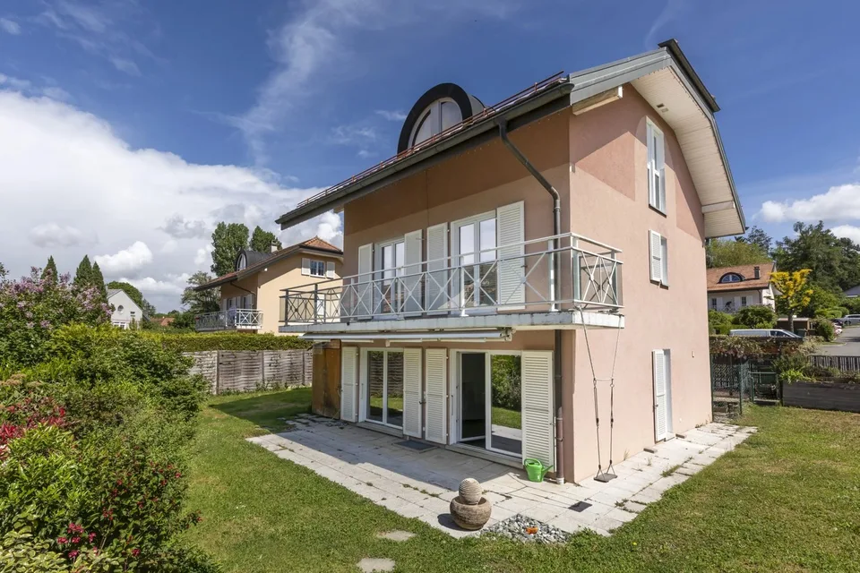 7.5-room villa at the end of a double cul-de-sac, set in an exceptionally peaceful residential environment