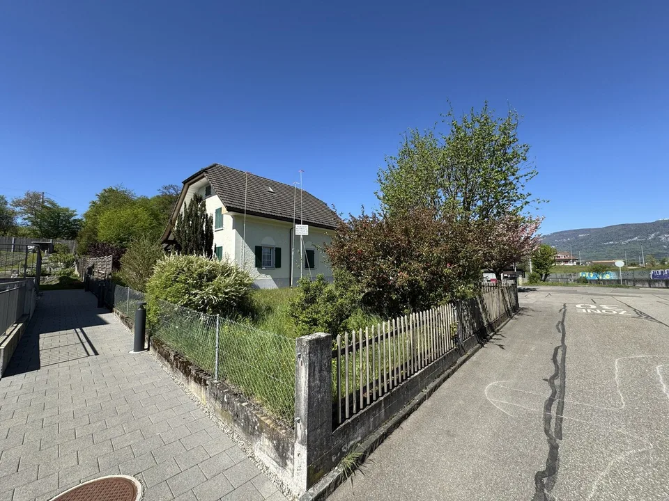 Appartamento 4,5 locali al piano terra superiore (D), 126 m2 di superficie abitabile netta, balcone coperto di 35m2