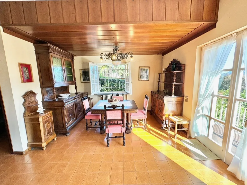 Casa unifamiliare da ristrutturare in una posizione soleggiata e tranquilla con vista sul lago di Lugano
