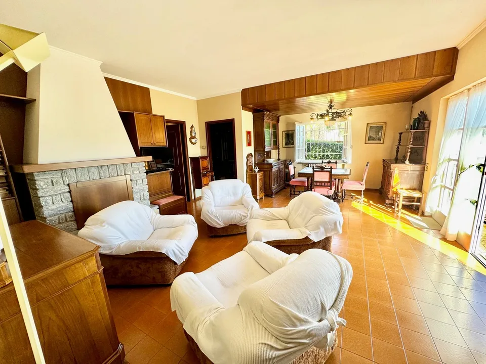Casa unifamiliare da ristrutturare in una posizione soleggiata e tranquilla con vista sul lago di Lugano