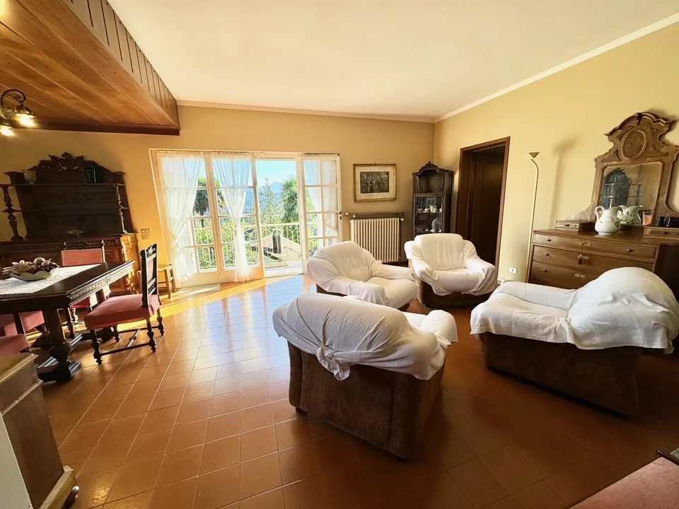 Casa unifamiliare da ristrutturare in una posizione soleggiata e tranquilla con vista sul lago di Lugano