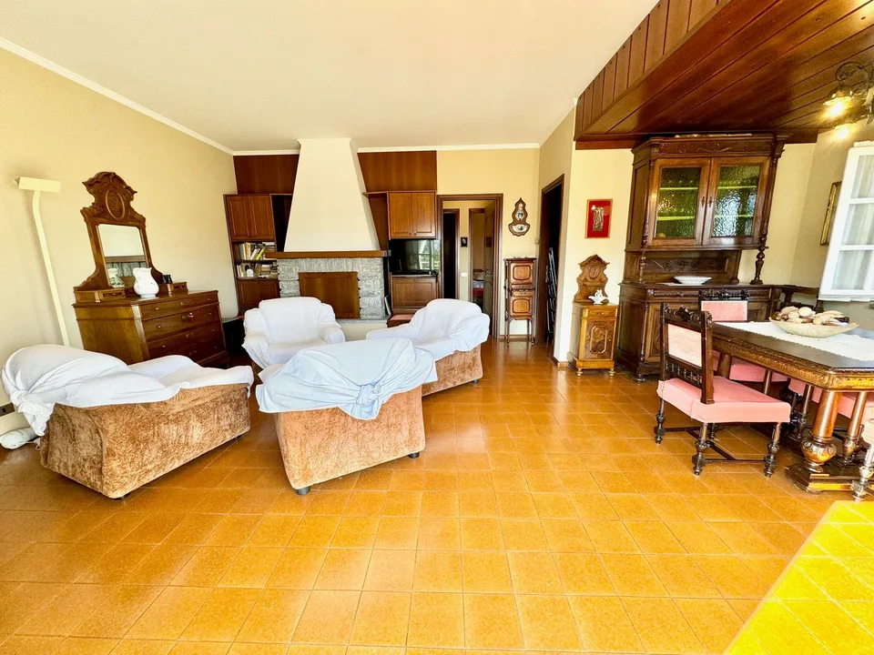 Casa unifamiliare da ristrutturare in una posizione soleggiata e tranquilla con vista sul lago di Lugano