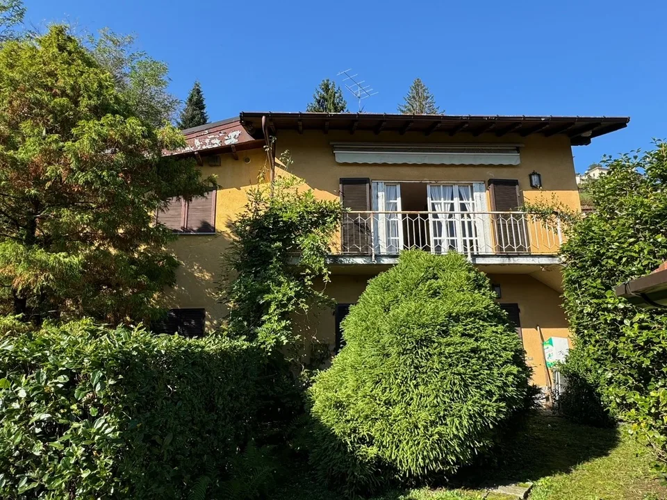Einfamilienhaus zum Renovieren in sonniger und ruhiger Lage mit Blick auf den Luganer See