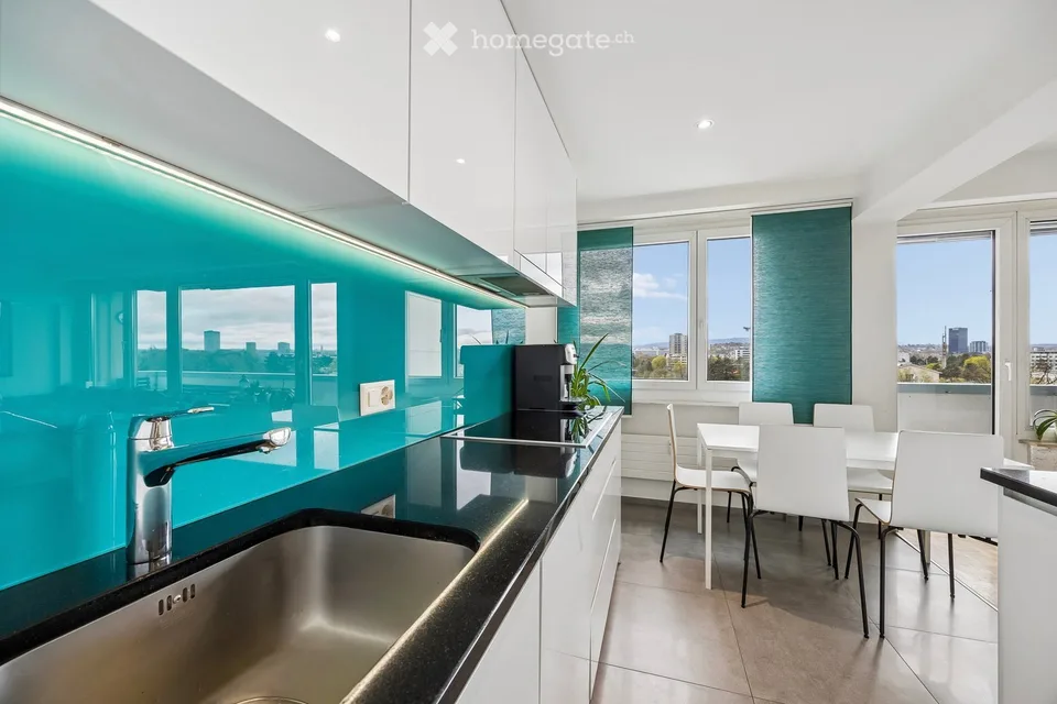 Appartement en duplex attractif de 3,5 pièces avec ascenseur, garage et vue panoramique sur Bâle et le parc de Schwarz