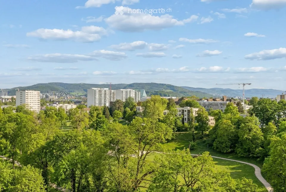 Attraktive 3.5-Zimmer-Dachwohnung mit Lift, Garage und Panoramablick über Basel und den Schwarzpark