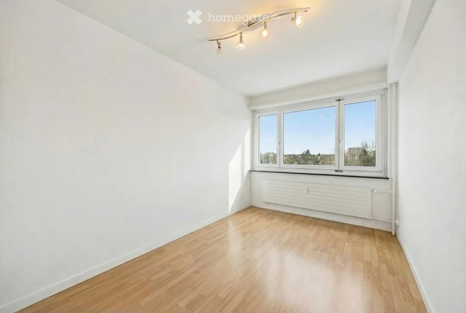 Appartement en duplex attractif de 3,5 pièces avec ascenseur, garage et vue panoramique sur Bâle et le parc de Schwarz