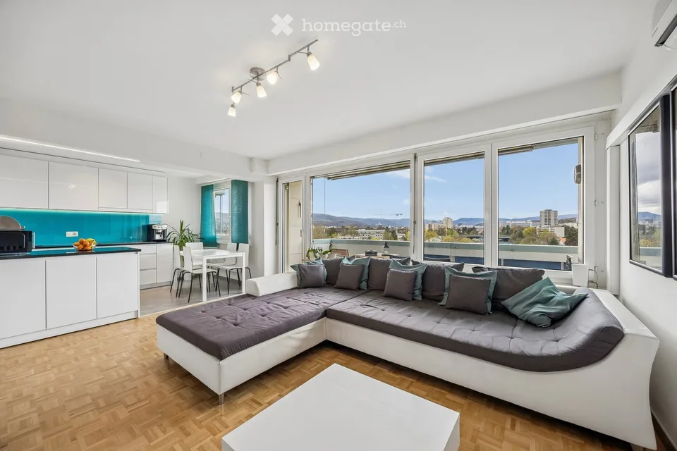 Appartement en duplex attractif de 3,5 pièces avec ascenseur, garage et vue panoramique sur Bâle et le parc de Schwarz
