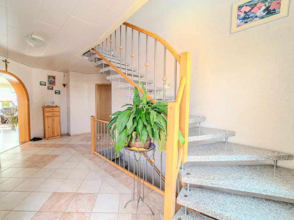 Spacious single-family house with separate apartment in Pfohren – photo 10 of 13