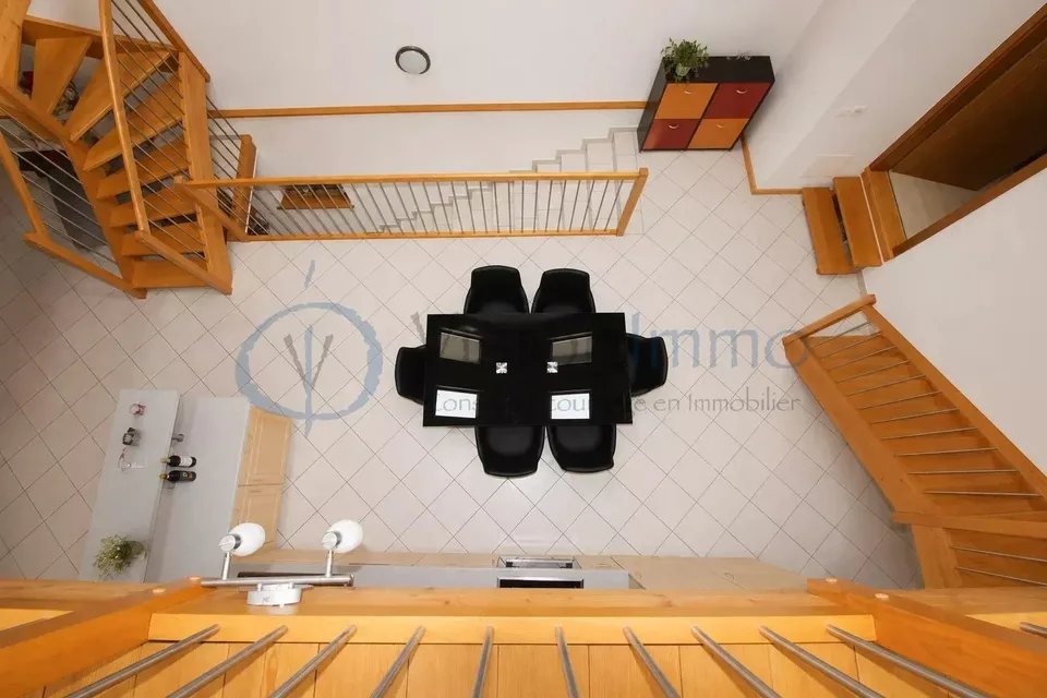 Duplex di carattere con mezzanino e volume cattedrale