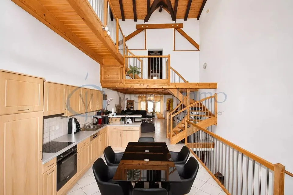 Duplex di carattere con mezzanino e volume cattedrale