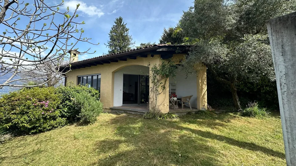 Casa Unifamiliare con vista lago e terreno edificabile