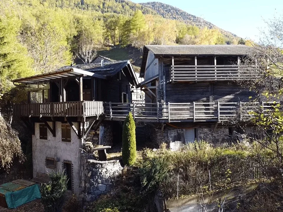 Ensemble de deux mazots traditionnels avec vue panoramique