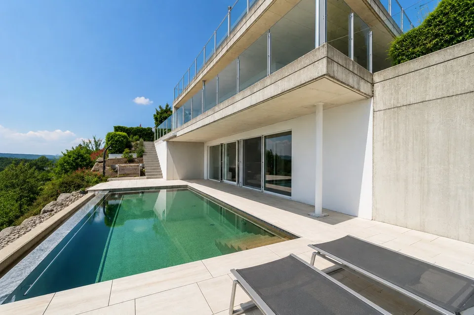 Exklusives Terrassenhaus mit Infinity-Pool und Fernsicht