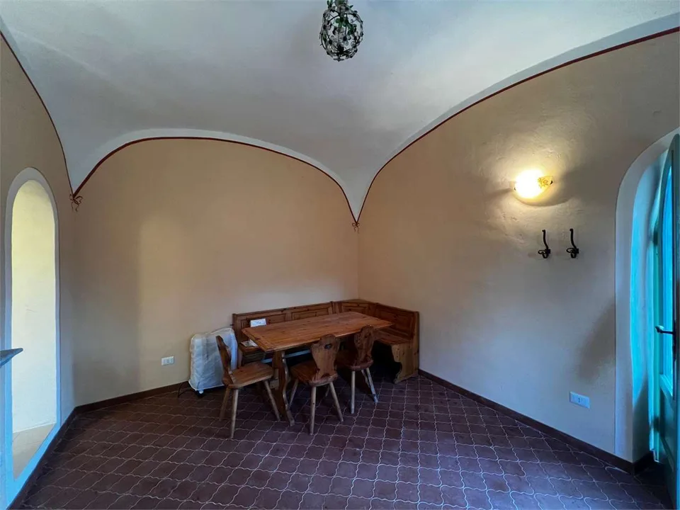 Petite maison unifamiliale indépendante au centre de Cuvio avec grand