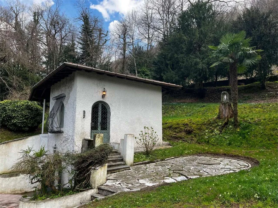 Petite maison unifamiliale indépendante au centre de Cuvio avec grand