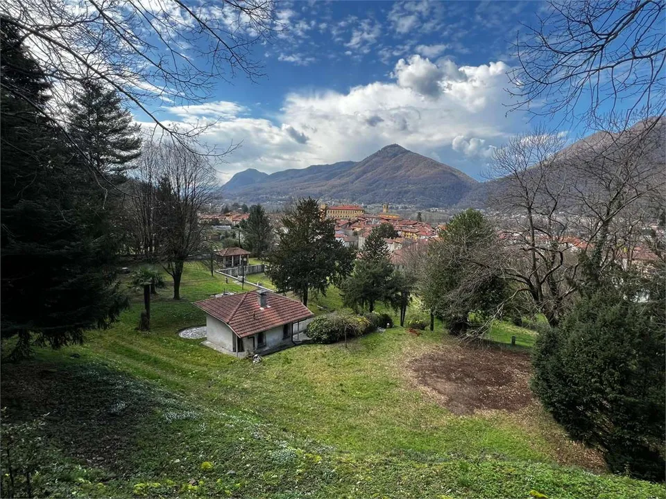 Petite maison unifamiliale indépendante au centre de Cuvio avec grand