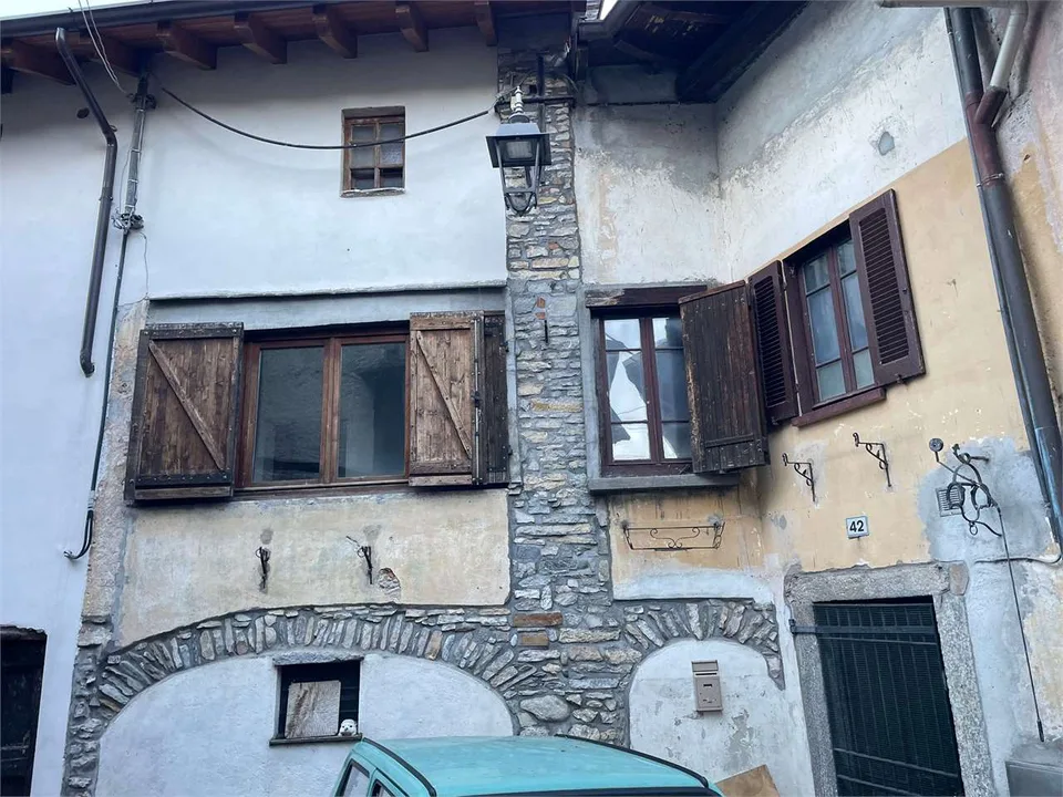 Casa di paese da ristrutturare in posizione tranquilla e soleggiata co