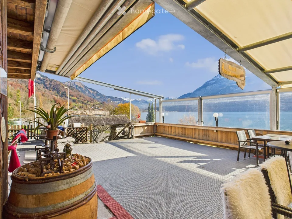 Hôtel rare au bord du lac à Brienz (BE) à vendre - Grand parking, terrasse & dock pour bateau - Disponible MAINTENANT