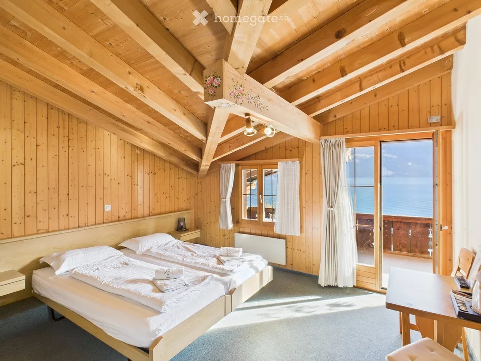 Hôtel rare au bord du lac à Brienz (BE) à vendre - Grand parking, terrasse & dock pour bateau - Disponible MAINTENANT