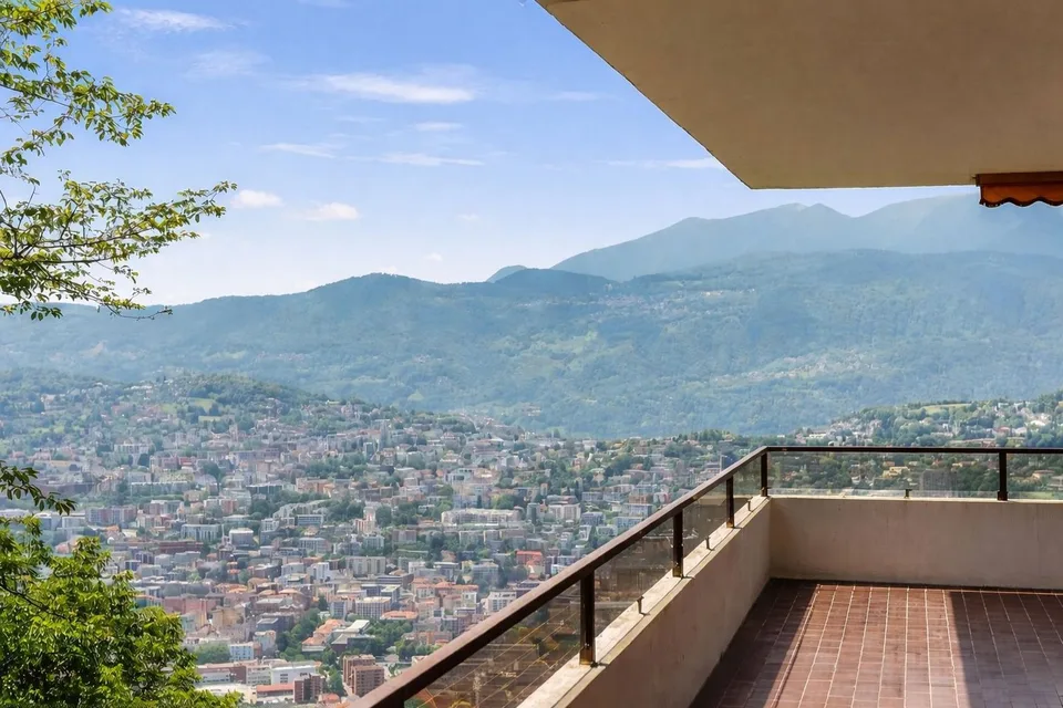 Prächtige Wohnung mit Terrasse und Seeblick in Lugano Aldesago