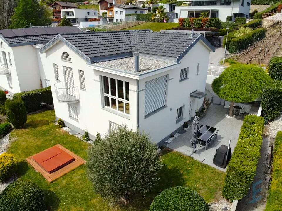 EXCLUSIVITE Splendide villa jumelée de 5 ½  pièces à Corin