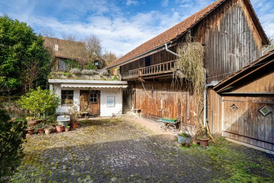 Terreno edificabile a Brütten con fattoria storica e potenziale di sviluppo