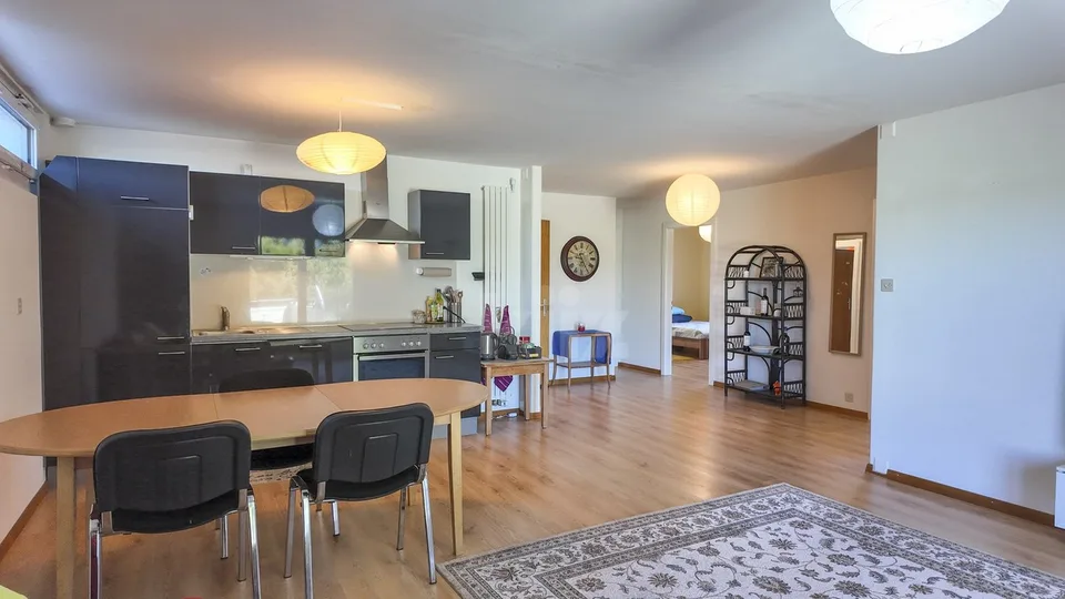 Casa con 3 appartamenti e laboratori con grande potenziale